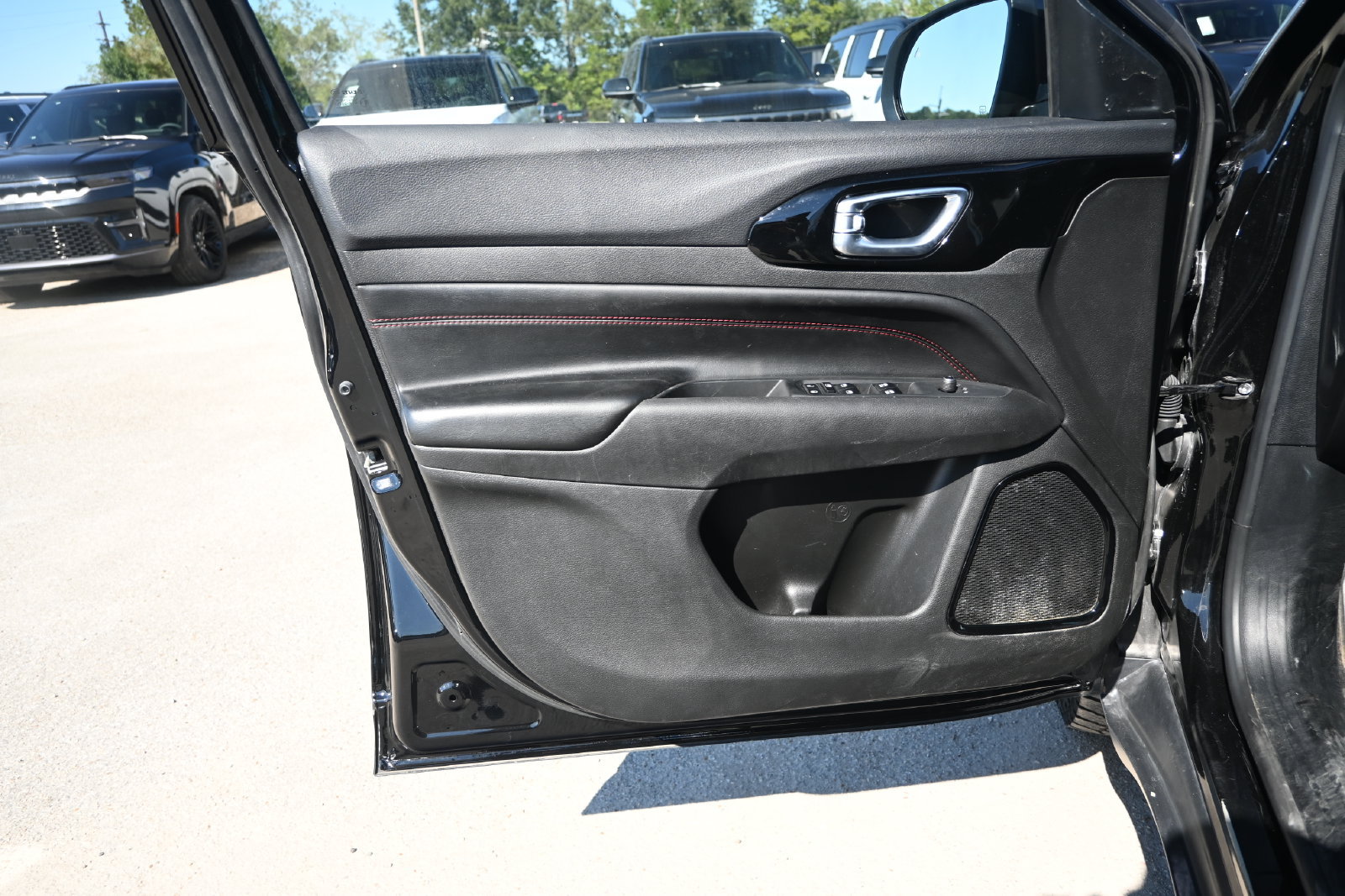 Used 2025 Jeep Compass Trailhawk AWD/4WD image 8