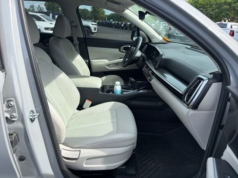 Used 2025 Kia Sorento S w/ Panoramic Sunroof Package image 11