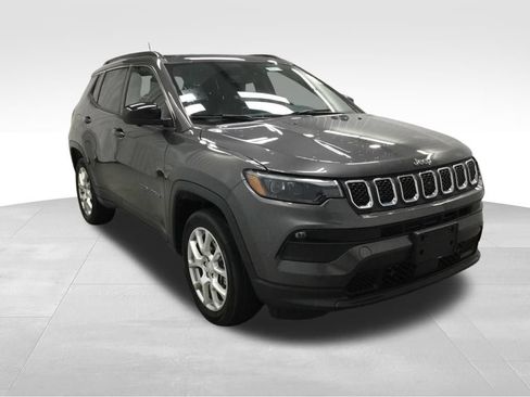 Used 2023 Jeep Compass Latitude w/ Sun and Sound Group AWD/4WD image 3