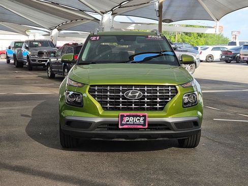 Used 2021 Hyundai Venue SEL FWD image 2