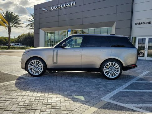 New 2026 Land Rover Range Rover SE image 2