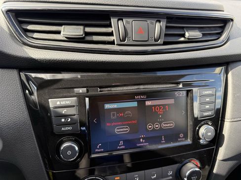 Used 2018 Nissan Rogue S AWD/4WD image 25