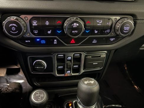 Used 2024 Jeep Wrangler Unlimited Sahara AWD/4WD image 15
