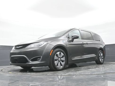 Used 2018 Chrysler Pacifica Limited w/ Advanced Safetytec Group FWD image 45