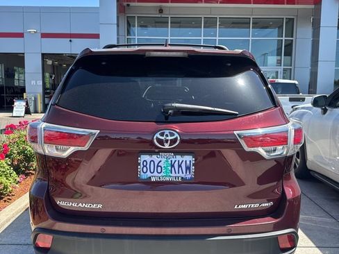 Used 2016 Toyota Highlander Limited w/ Driver Technology Package AWD/4WD image 3