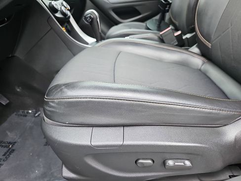 Used 2022 Chevrolet Trax LT w/ Redline Edition image 27