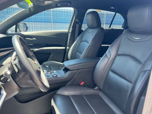 Used 2024 Cadillac XT4 Luxury w/ Cold Weather Package FWD image 12