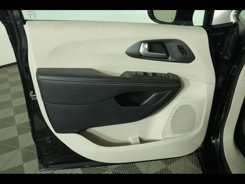 Used 2024 Chrysler Pacifica Touring-L image 22