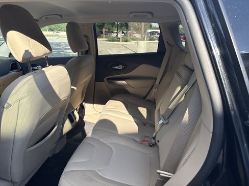 Used 2019 Jeep Cherokee Latitude w/ Popular Appearance Group FWD image 8