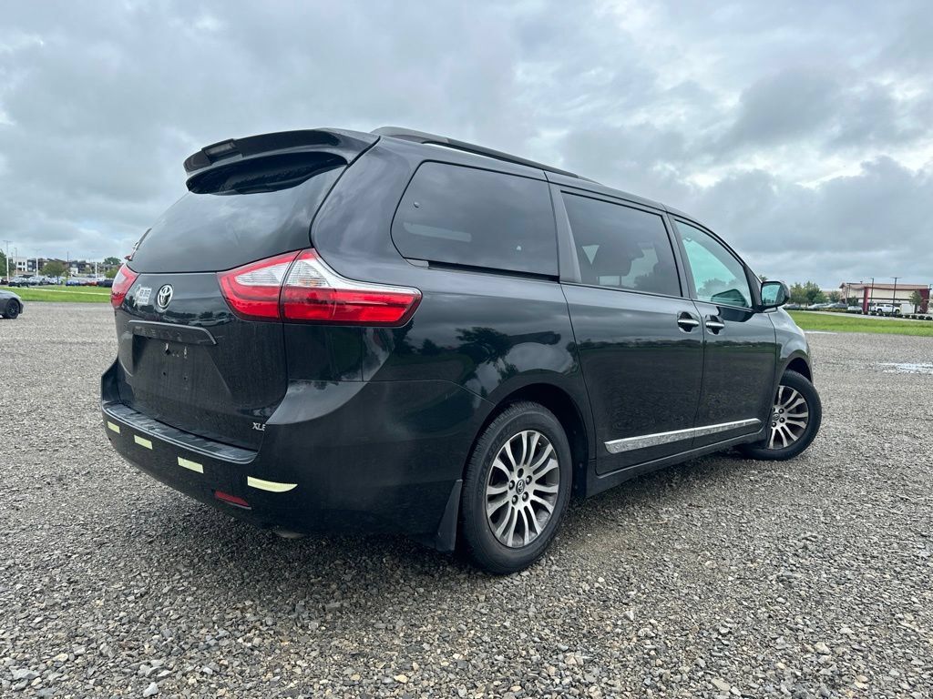 Used 2019 Toyota Sienna XLE w/ XLE Navigation Package FWD image 9