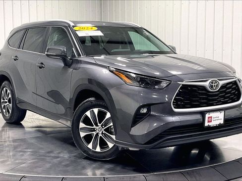 Certified 2024 Toyota Highlander XLE AWD/4WD image 3