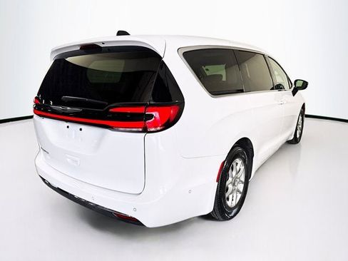 Used 2024 Chrysler Pacifica Touring-L FWD image 5