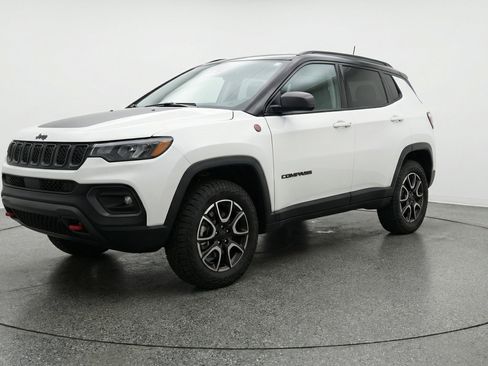 Used 2025 Jeep Compass Trailhawk image 3