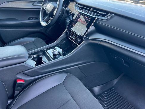 Used 2025 Jeep Grand Cherokee Altitude image 16