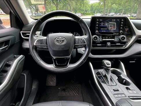 Used 2021 Toyota Highlander XLE AWD/4WD image 8
