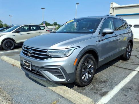 Used 2023 Volkswagen Tiguan SE w/ Panoramic Sunroof Package AWD/4WD image 2
