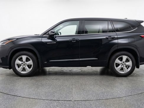 Used 2025 Toyota Highlander LE image 5