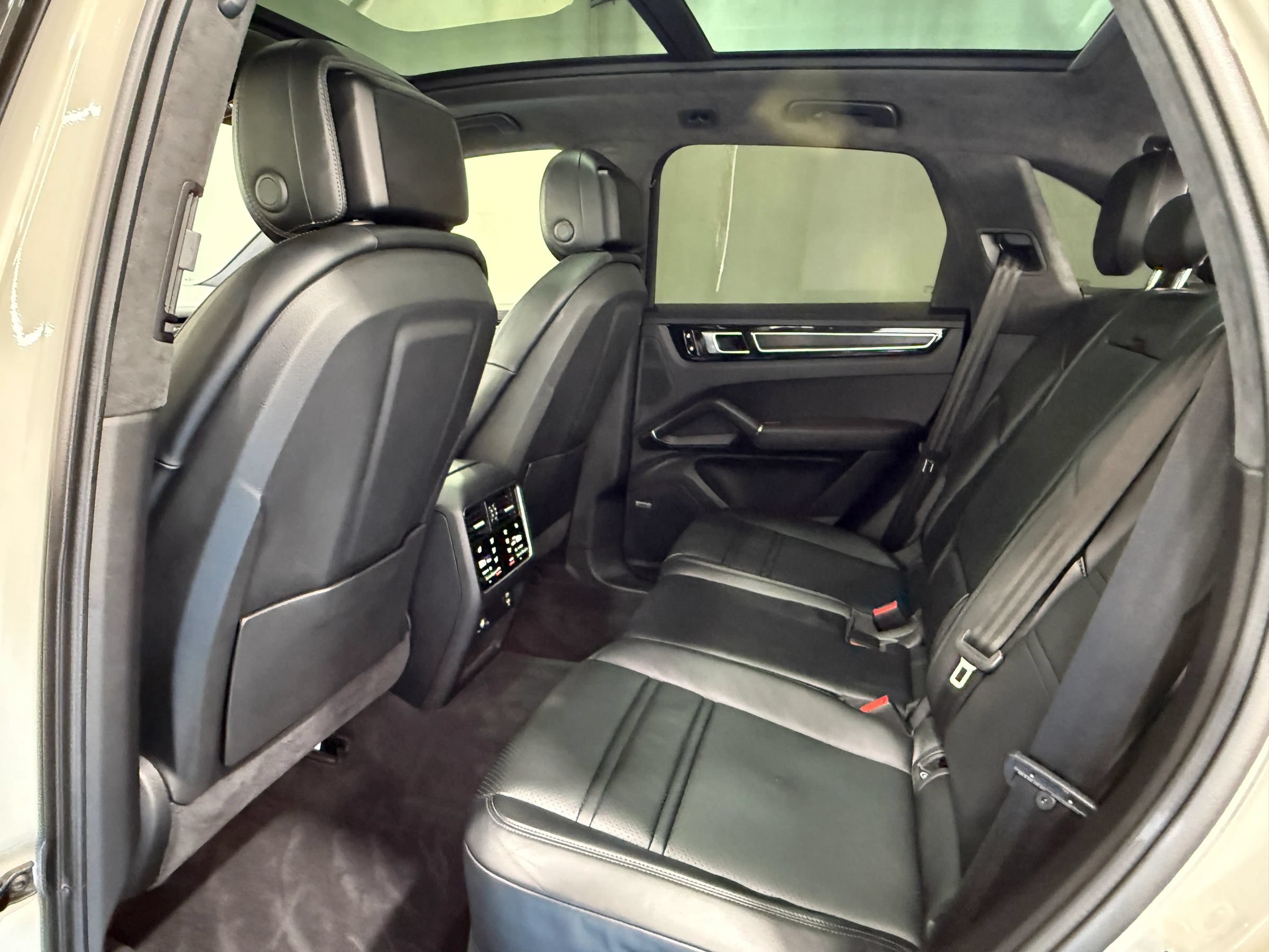 Used 2021 Porsche Cayenne GTS AWD/4WD image 35