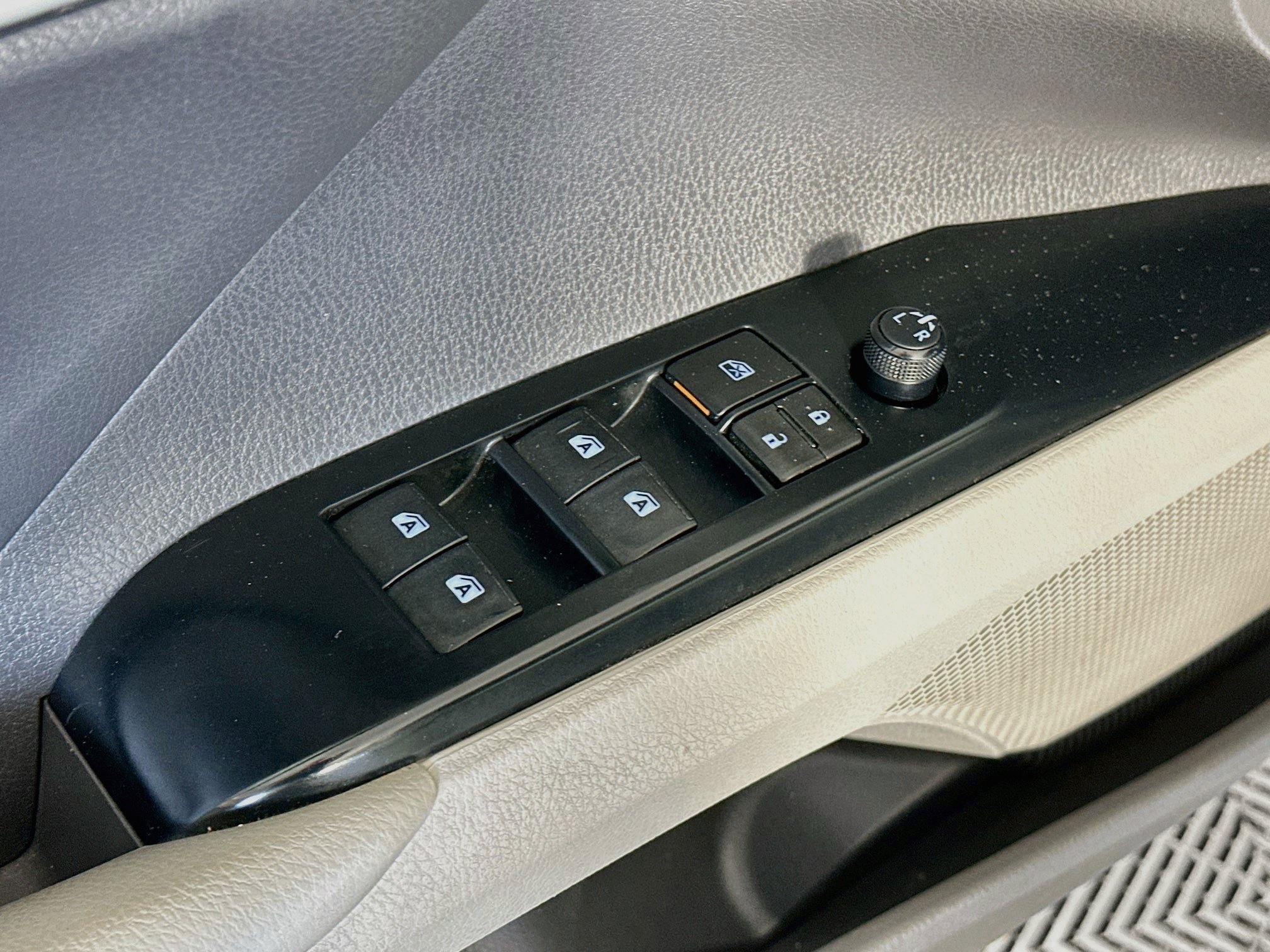 Used 2019 Toyota Camry SE w/ Convenience Package FWD image 15