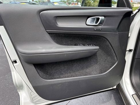 Used 2022 Volvo XC40 T5 R-Design image 18