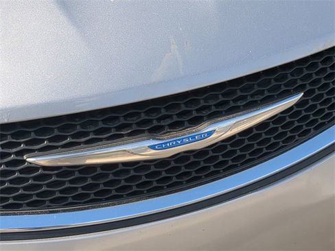 Used 2018 Chrysler Pacifica Touring w/ Tire & Wheel Group image 13