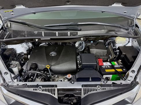 Certified 2018 Toyota Sienna LE FWD image 33