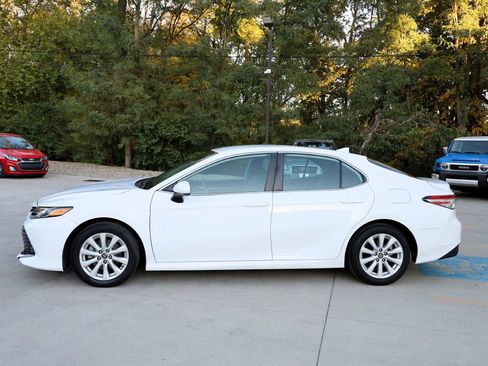 Used 2020 Toyota Camry LE image 4