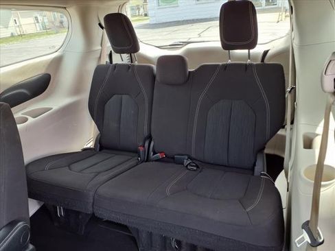 Used 2023 Chrysler Voyager LX image 14