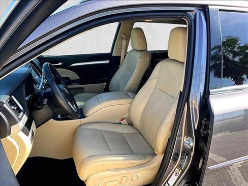 Used 2015 Toyota Highlander XLE FWD image 24
