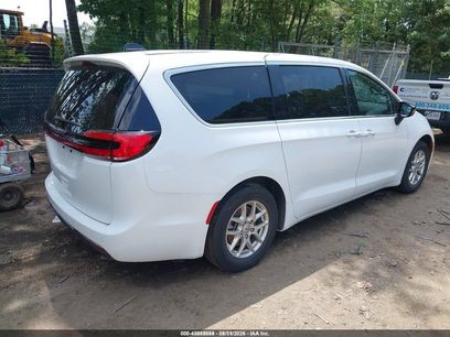 Used 2025 Chrysler Pacifica Select