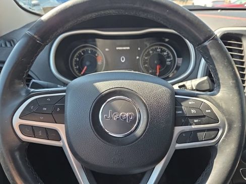 Used 2018 Jeep Cherokee Trailhawk AWD/4WD image 11