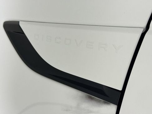 Used 2024 Land Rover Discovery S image 24