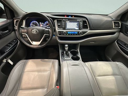 Used 2018 Toyota Highlander XLE w/ Carpet Mat Package (TMS) AWD/4WD image 23