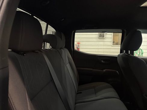 Used 2018 Toyota Tacoma TRD Sport image 31