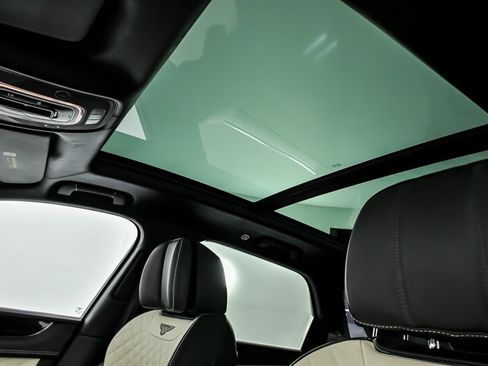 Used 2019 Bentley Bentayga AWD/4WD image 22