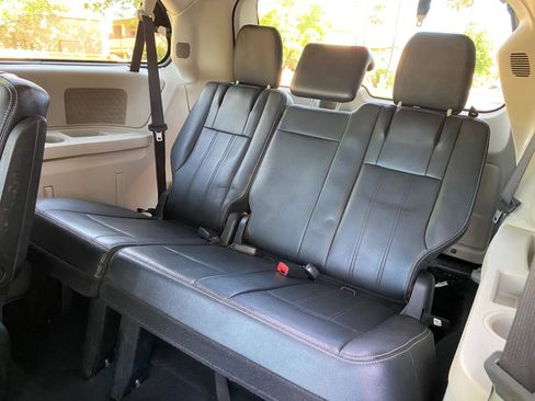 Used 2016 Chrysler Town & Country Touring image 41