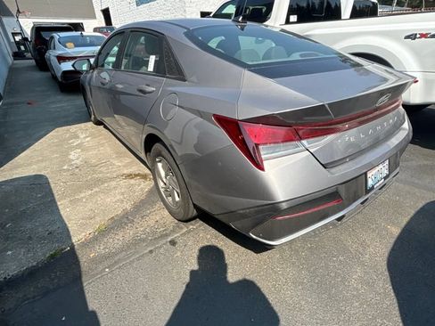 Used 2025 Hyundai Elantra SE FWD image 3