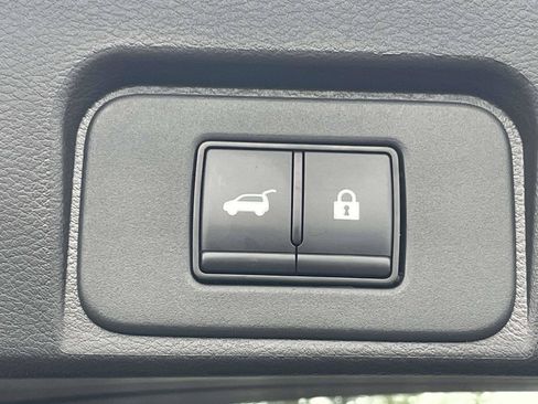 Used 2025 Nissan Rogue SV FWD image 11