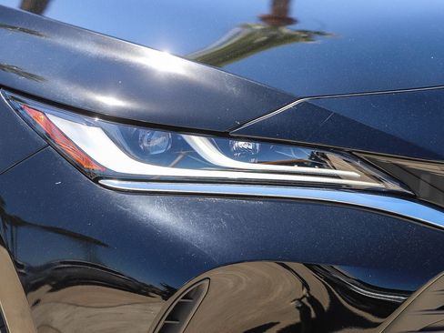 Certified 2023 Toyota Venza LE AWD/4WD image 4