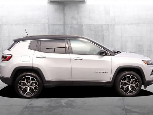 Used 2025 Jeep Compass Limited AWD/4WD image 5