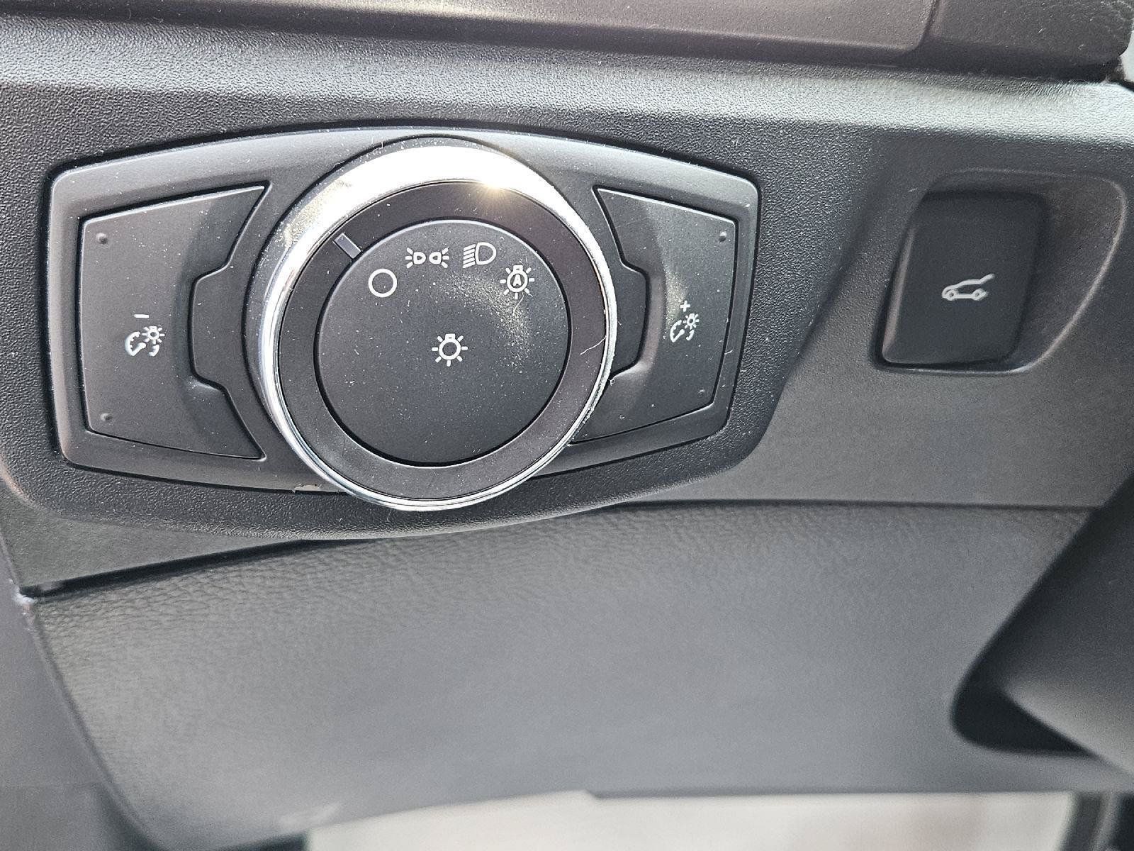 Used 2018 Ford Fusion SE w/ Fusion SE Technology Package FWD image 8