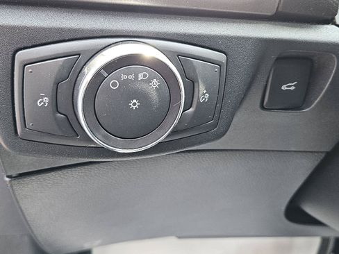 Used 2018 Ford Fusion SE w/ Fusion SE Technology Package FWD image 8