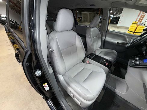 Used 2018 Toyota Sienna XLE w/ XLE Navigation Package image 16