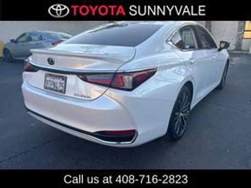 Used 2025 Lexus ES 300h w/ Premium Package image 2