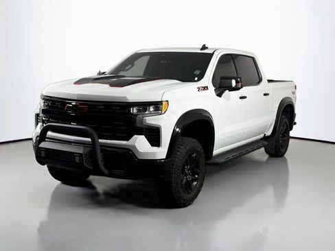 Used 2024 Chevrolet Silverado 1500 LT Trail Boss w/ LT Trail Boss Premium Package AWD/4WD image 3
