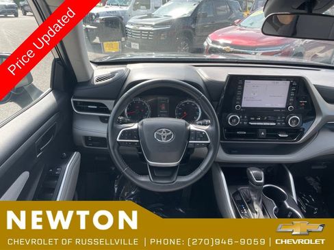 Used 2022 Toyota Highlander LE AWD/4WD image 18