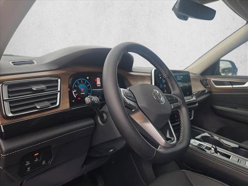 Used 2025 Volkswagen Atlas SE image 9