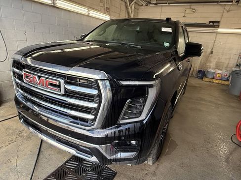 Used 2025 GMC Yukon Elevation w/ LPO, Elevation Black Package image 2