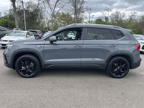 Used 2023 Volkswagen Taos SE w/ Black Wheel Package image 4