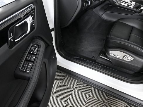 Certified 2025 Porsche Macan AWD image 8